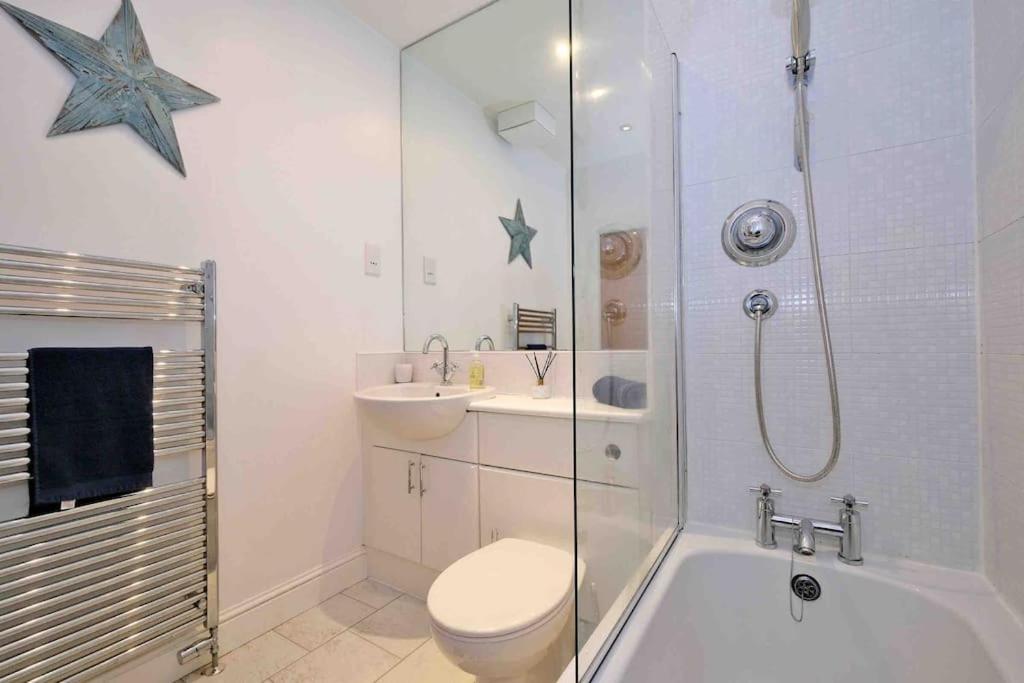 Modern & Spacious Apartment In City Centre Абърдийн Екстериор снимка