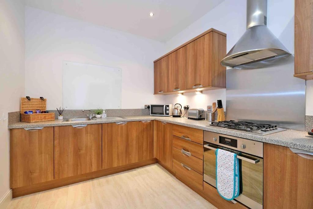 Modern & Spacious Apartment In City Centre Абърдийн Екстериор снимка